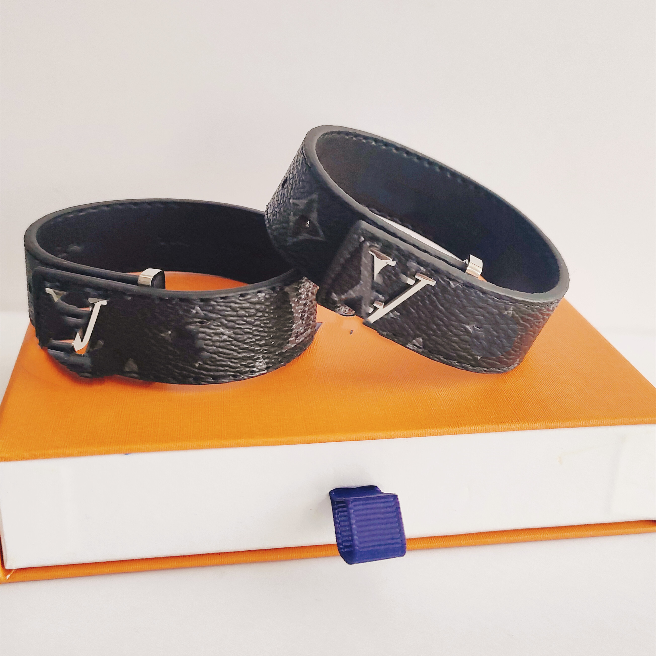 Luxury Men Bracelet Fashion Bracelet Bangle designer Men Women Bracelets Punk Jewelry Titanium Steel Gift for men