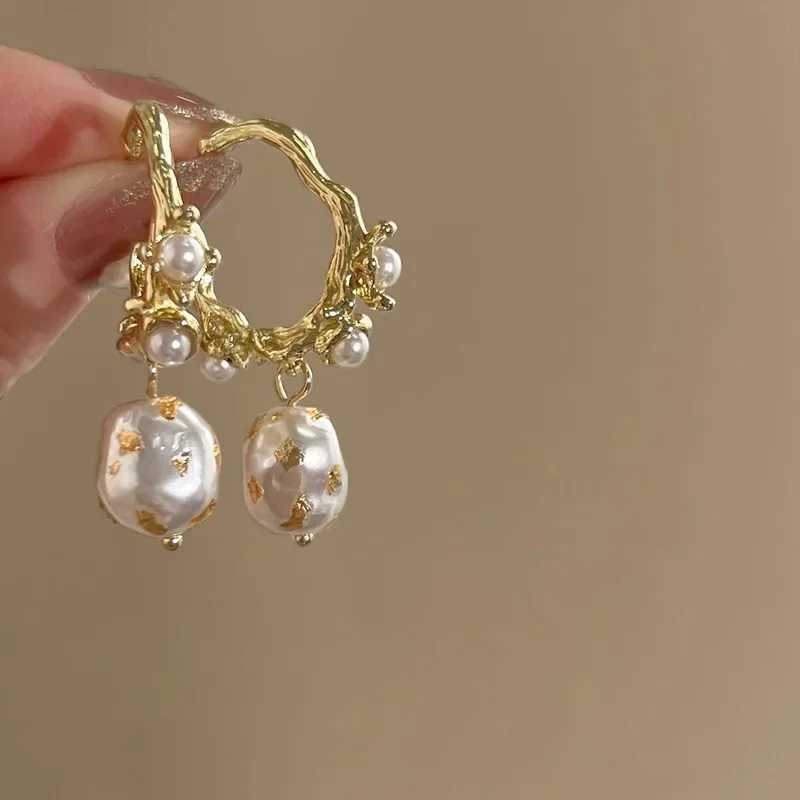 1 pair of French style retro luxury alien artificial pearl C design earrings suitable for women to wear in any occasion Y250401