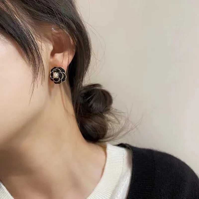2022 Korean Womens Earrings Fashion Trendy Celebrity Camellia Pop Design Premium Pearl Earrings Y250401