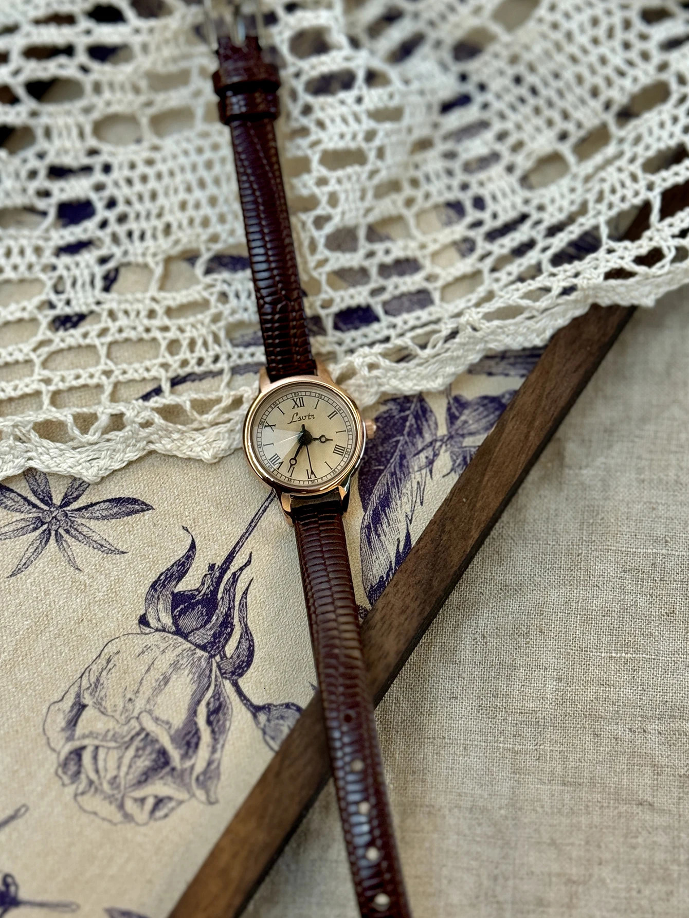 1pc Retro Leisure Elegant Women Coffee Brown Leather Strap Watch Small Exquisite Round Dial With Rhinestone Decor Suitable F 251031