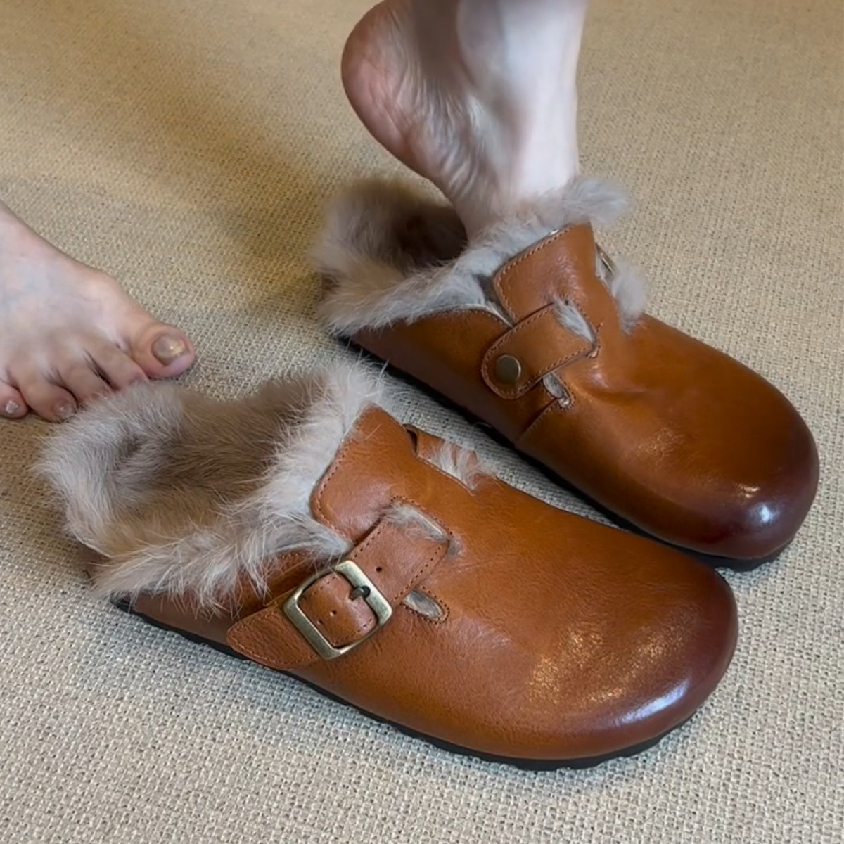 2025 Sheepskin version ~ a kick of lazy people's fur Birkenstocks, women's retro plush wears warm half slippers versatile cotton shoes