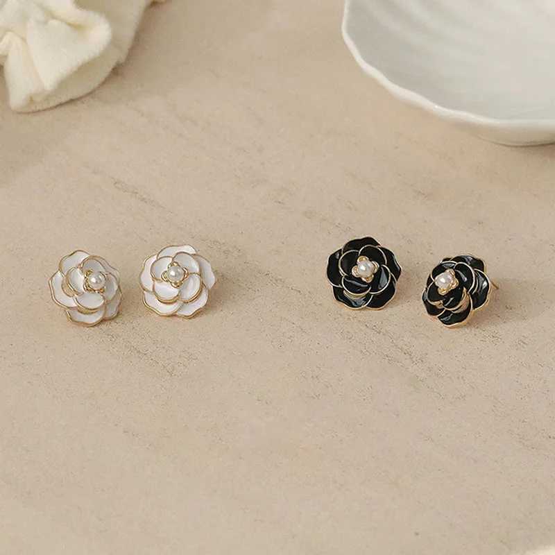 2022 Korean Womens Earrings Fashion Trendy Celebrity Camellia Pop Design Premium Pearl Earrings Y250401