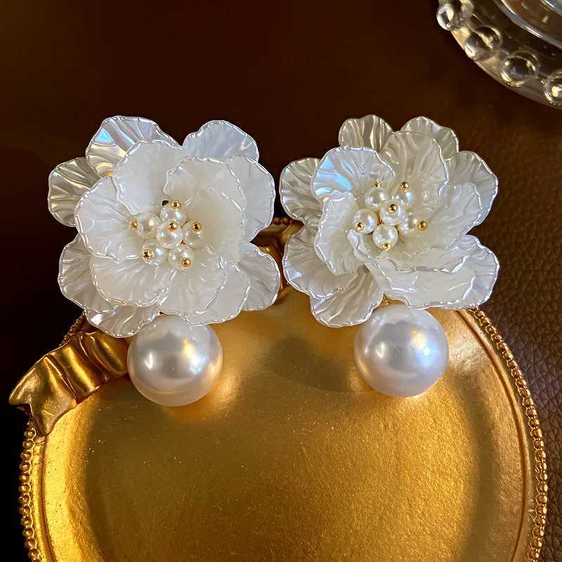 French entrance luxury niche design bride imitates pearl and white flower pendant earrings womens fashion elegant jewelry party Y250401