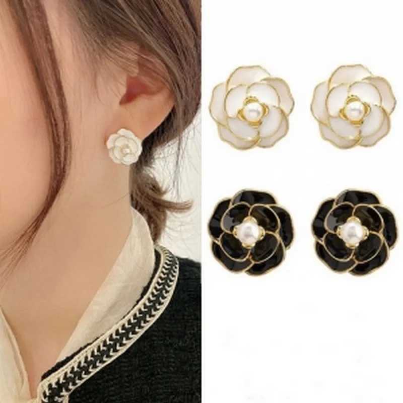 2022 Korean Womens Earrings Fashion Trendy Celebrity Camellia Pop Design Premium Pearl Earrings Y250401