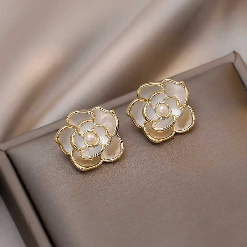 French Niche Design Elegant Sweet Imitation Pearl Camellia Stud Earrings For Women Fashion Simple Metal Jewelry Party Gifts Y250401