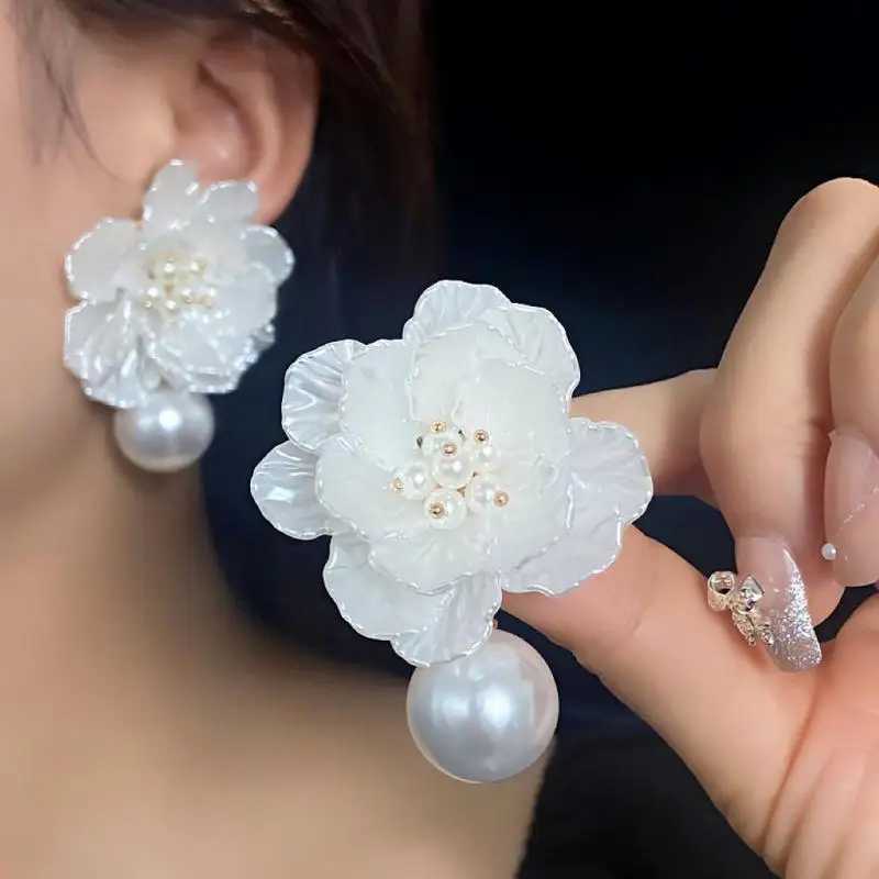 French entrance luxury niche design bride imitates pearl and white flower pendant earrings womens fashion elegant jewelry party Y250401