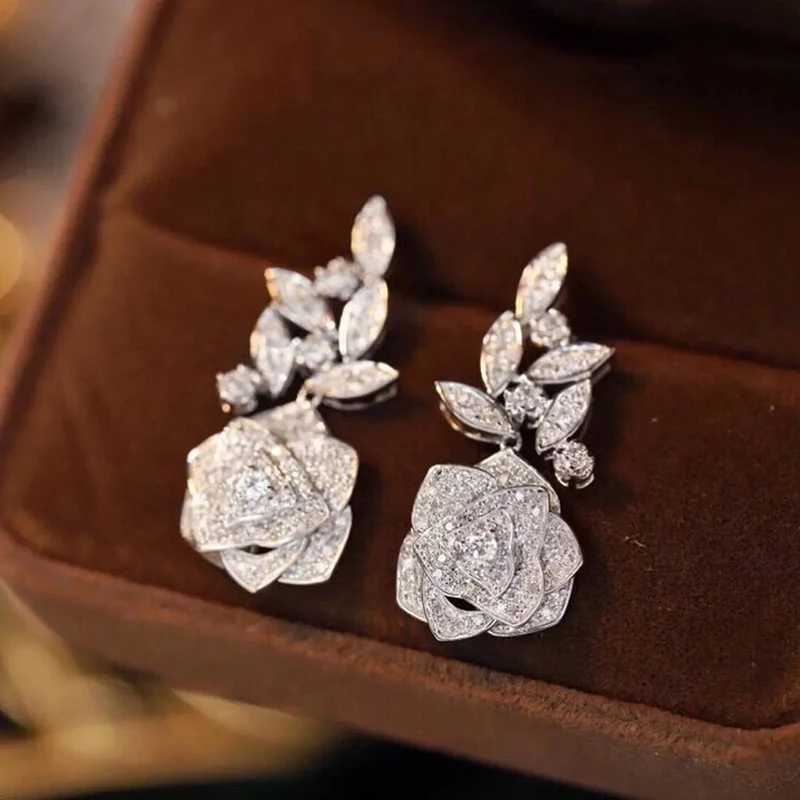 Huitan Romantic Flower Design Womens Pendant Earrings Silver Luxury Fashion Wedding Party Womens Accessories New Jewelry Y250401