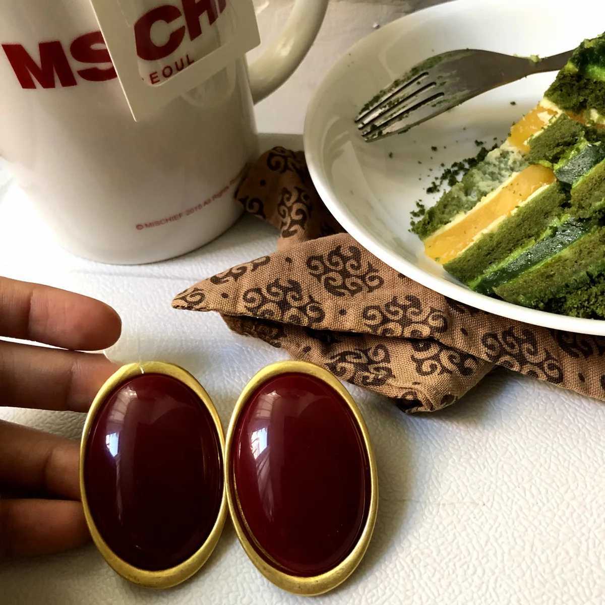 Ankela red oval womens retro design womens fashionable and elegant stud earrings light luxury high-end jewelry Y250401