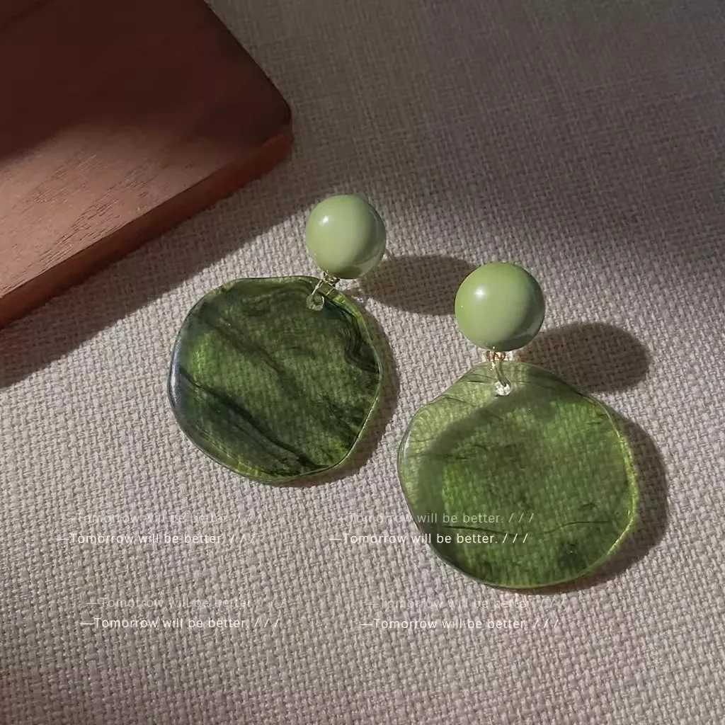 Vintage olive green earrings suitable for girls exaggerated niche design stud earrings Y250401