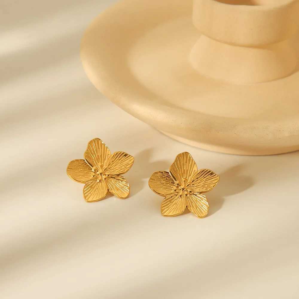 Stainless steel Exaggerated European and American style flower stud earrings for womens daily wear new trends in jewelry gifts and parties Y250401