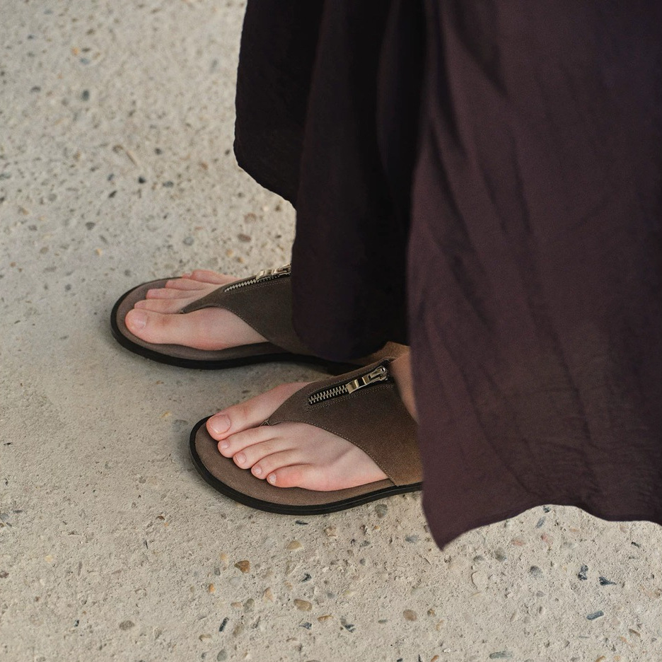 Sheepskin version ~ niche clip-on front zipper back bag flat Roman sandals women's open toe leather herringbone triangle slippers2025