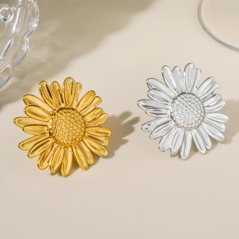 Exaggerated Stainless Steel Sunflower Blossom Ring for Women Fashion Gold Color HeartShaped Irregular Finger Rings Jewelry 251031