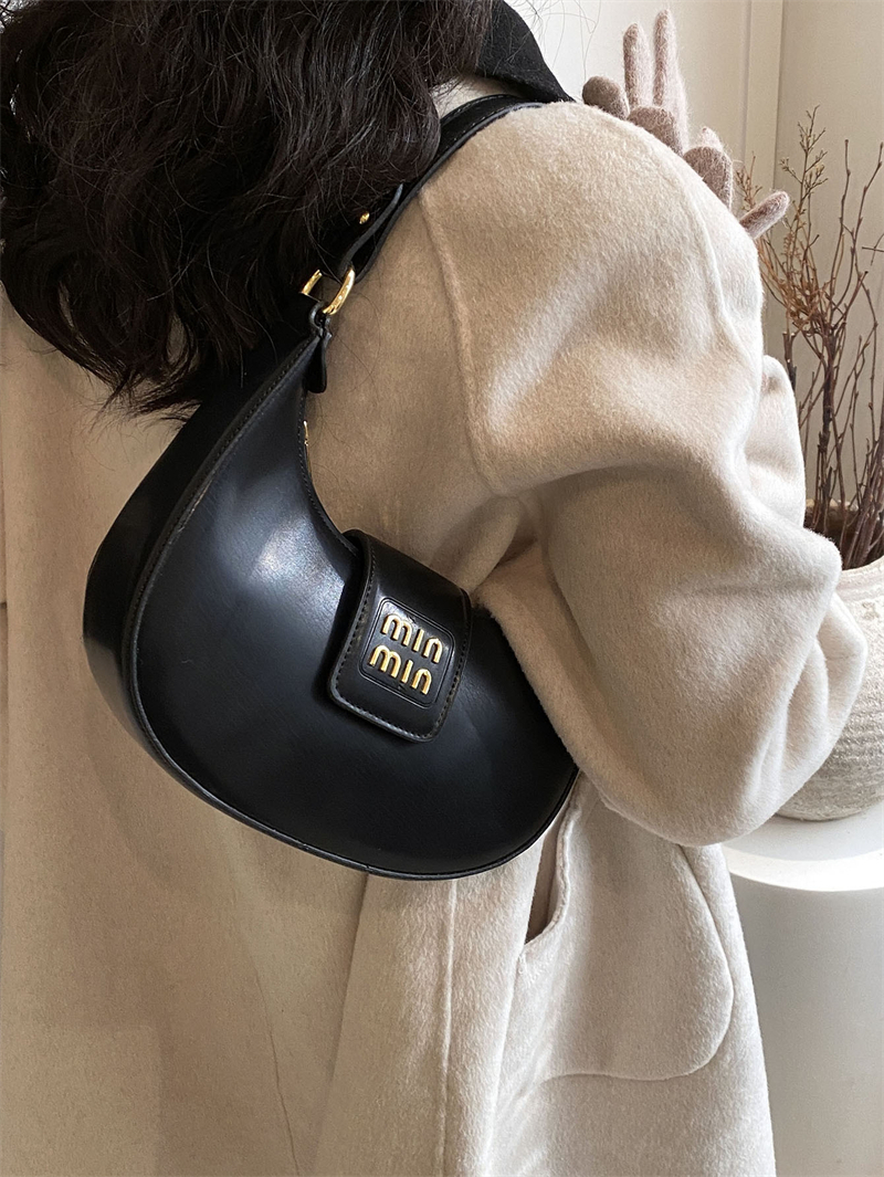 Free Shipping Designer Cross Body For Woman New Fashion Outdoor Saddle Chains Black Shoulder Bag New Free Delivery Designer Bag