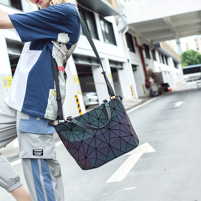New Free Shipping Designer Bag 2025 New Handbag Fashion Lingge One Shoulder Crossbody Water Bucket Tote Bag Women's