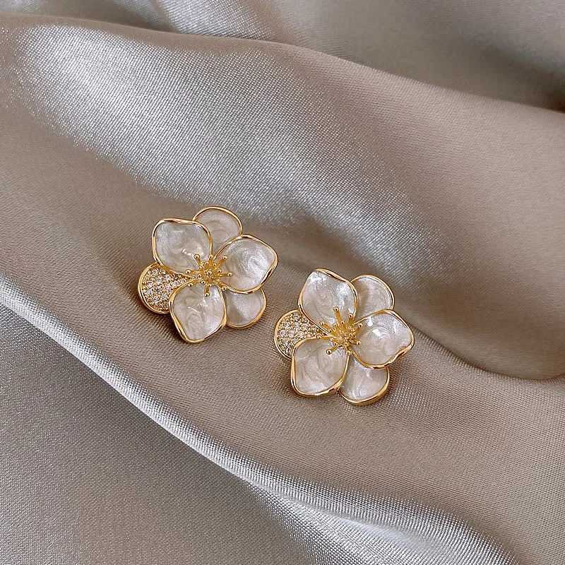 French Light Luxury Vintage Elegant White Flower Stud Earrings For Women Fashion Cute Sweet Crystal Jewelry Party Gifts Y250401