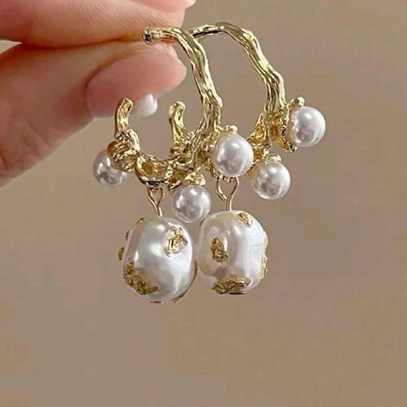 1 pair of French style retro luxury alien artificial pearl C design earrings suitable for women to wear in any occasion Y250401