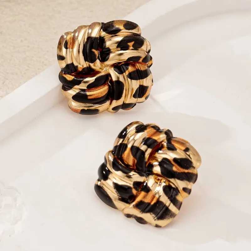 Womens square stud earrings leopard twist cross packaging retro geometric woven texture earring accessories fashionable jewelry BE511 Y250401