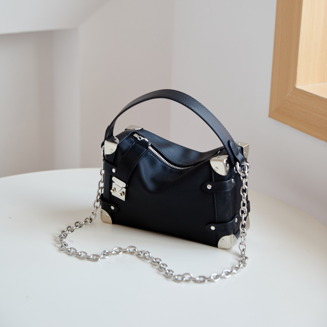 Crossbody Bag 2025 Autumn handbag Casual simple chain bag Fashion temperament high-grade sense punk bag women
