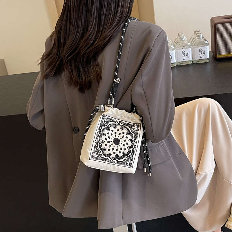 2025 NEW Colorful and Versatile Instagram Nylon Fabric for Women's New Crossbody Summer Super Hot Small Embroidered Bucket Bag