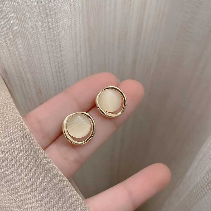 Korean designed egg white round stud earrings suitable for womens temperature wholesale of sweet geometric jewelry Christmas girlfriend gift Y250401