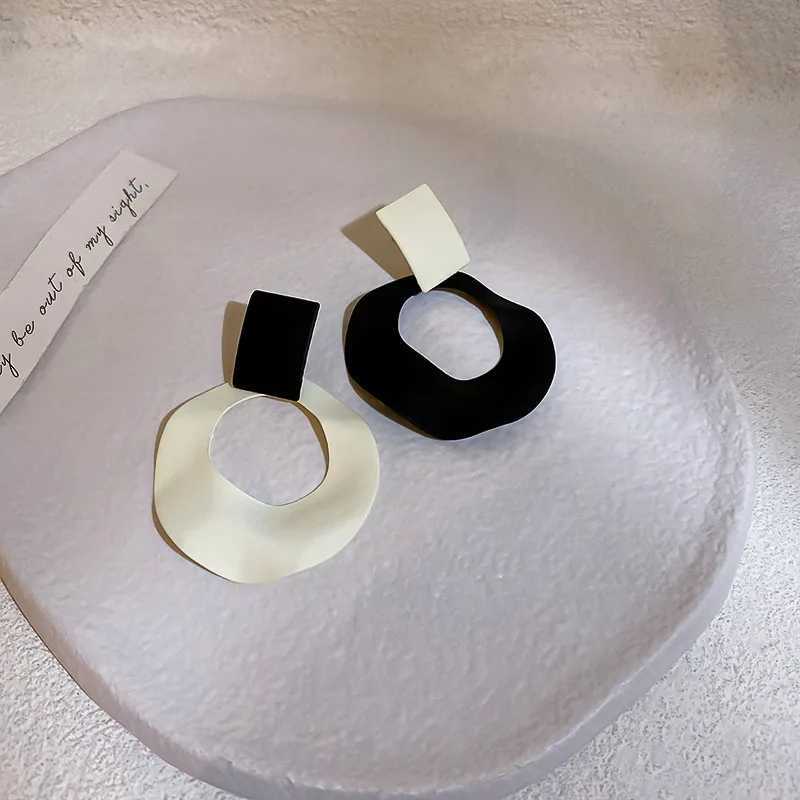 Asymmetric hollow circular earrings black and white contrasting circular pendant earrings womens simple geometric statement jewelry Y250401