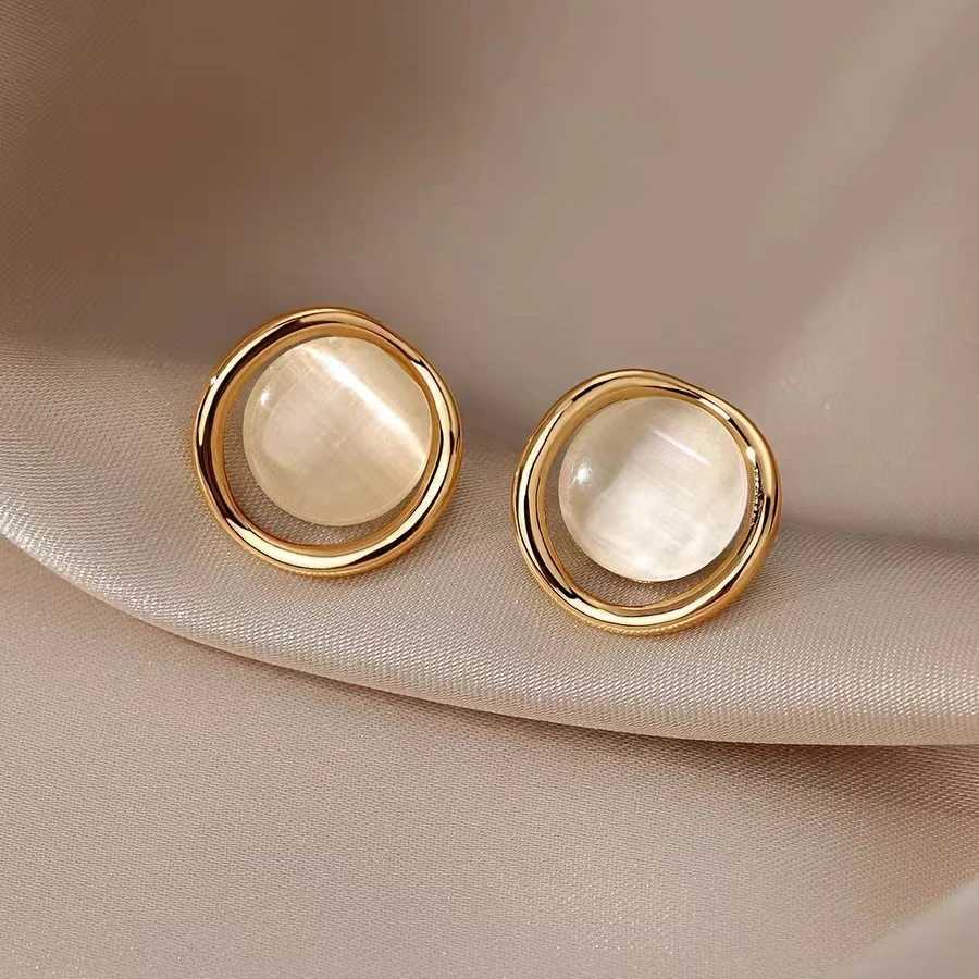 Korean designed egg white round stud earrings suitable for womens temperature wholesale of sweet geometric jewelry Christmas girlfriend gift Y250401
