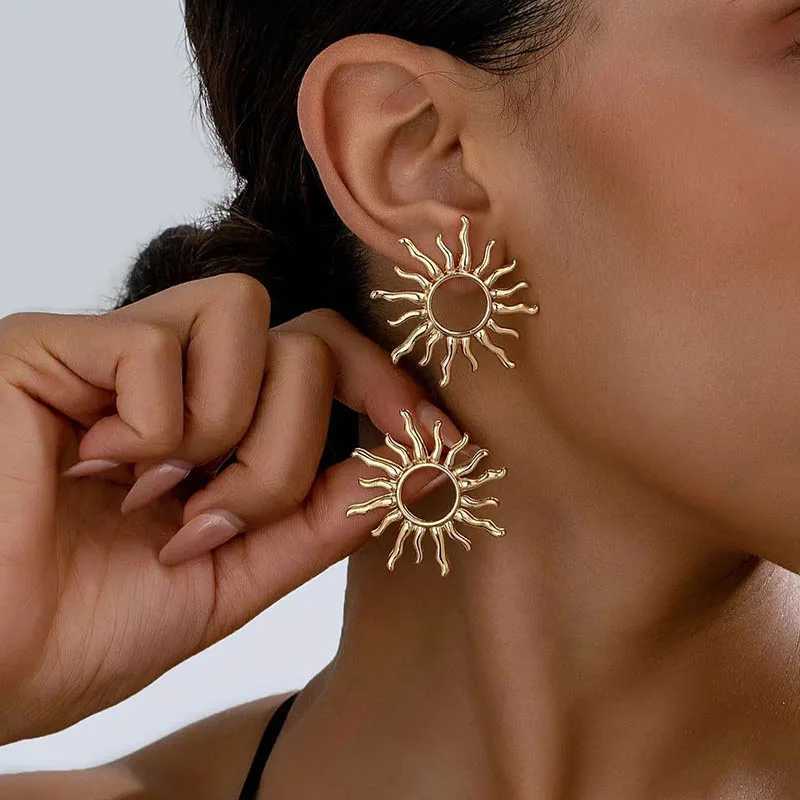1 pair of stylish and elegant sunflower stud earrings suitable for womens holiday party gifts OL fashion jewelry earring accessories Y250401