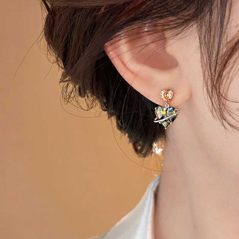 2025 New Arrival Light Luxury Simple Green Love Heart Stud Earrings For Women Fashion Cute Sweet Metal Geometry Jewelry Gifts Y250401