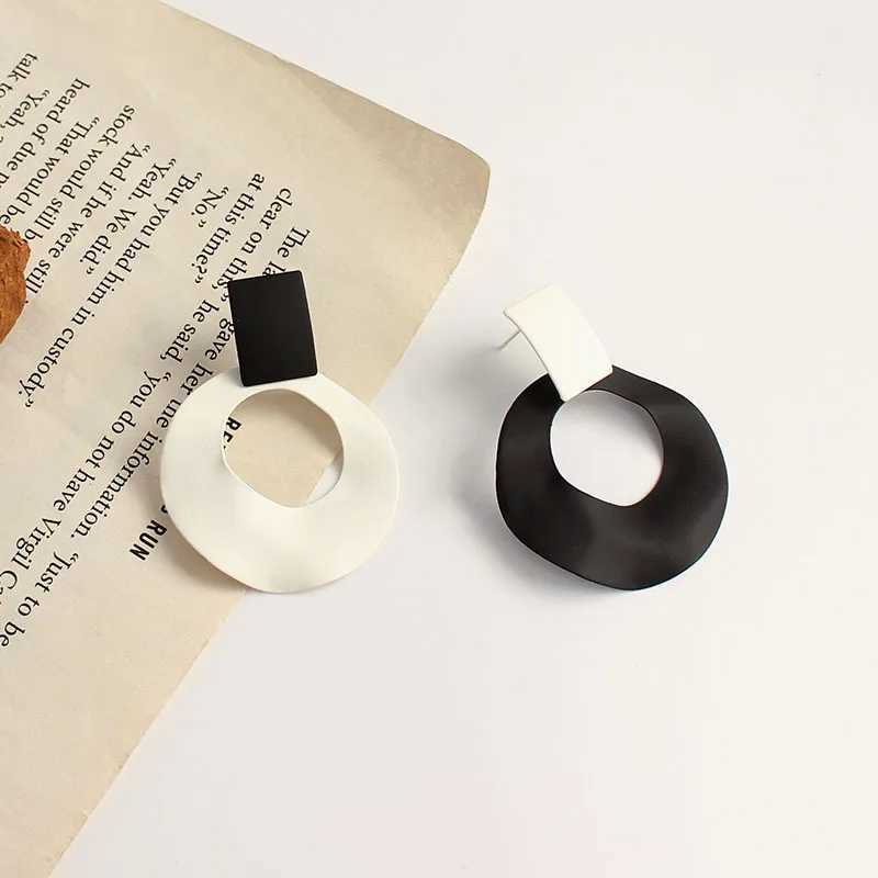 Asymmetric hollow circular earrings black and white contrasting circular pendant earrings womens simple geometric statement jewelry Y250401