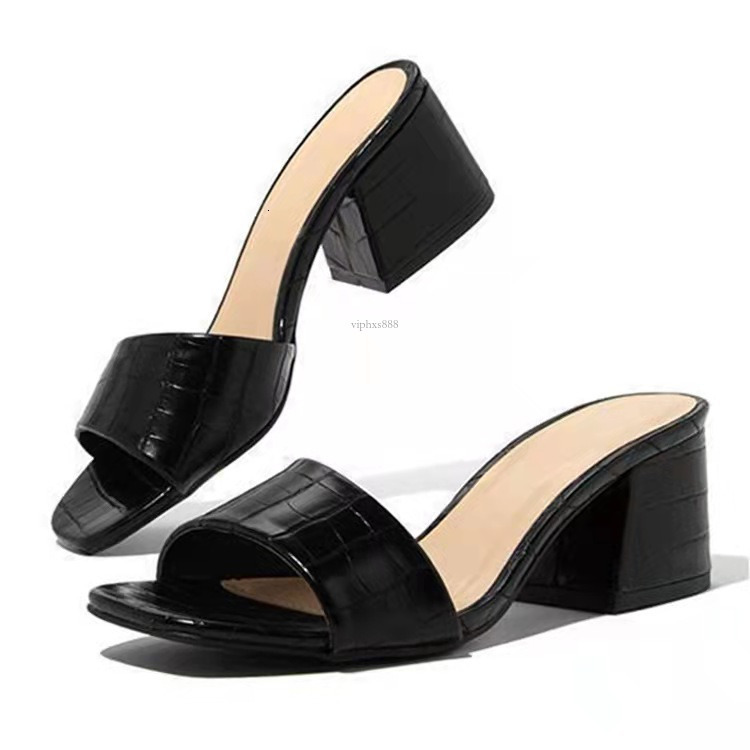 New Designer Sandals With Free Shipping Fashionable Oversized Women's Shoes 2025 New Summer Fitting Thick Heels For Women Wearing Sandals Outside
