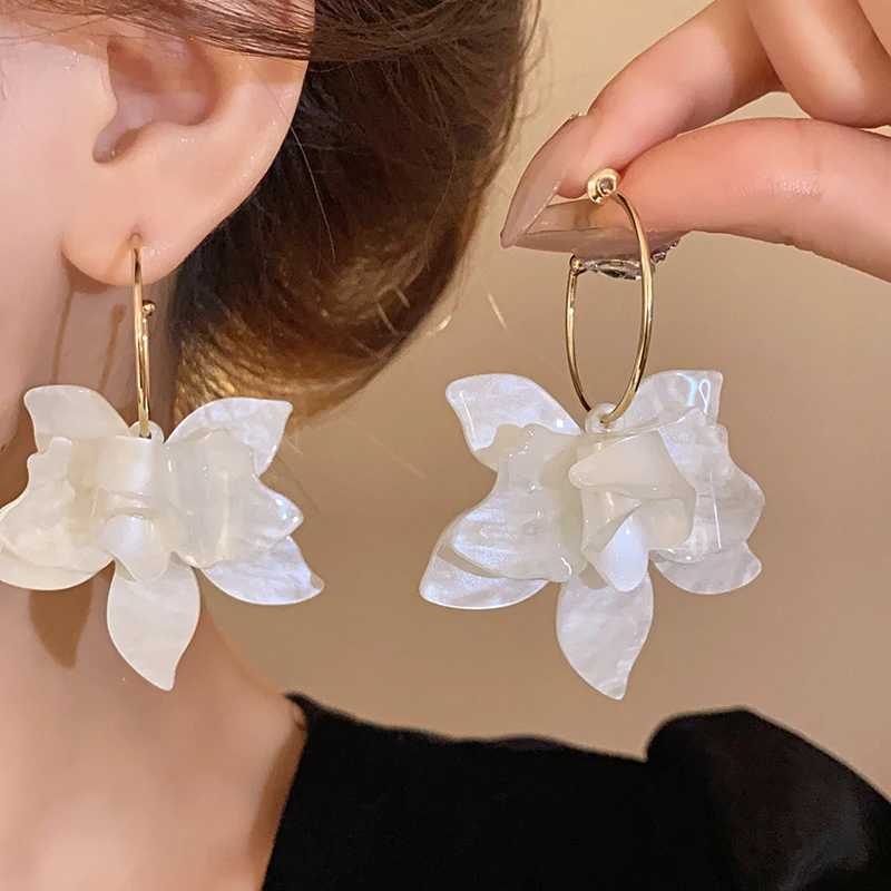 White Resin Wreath New Earrings Womens Fashion Temperature Earrings Hook Art Temperature Lamp Luxury Fairy Tale Jewelry Y250401