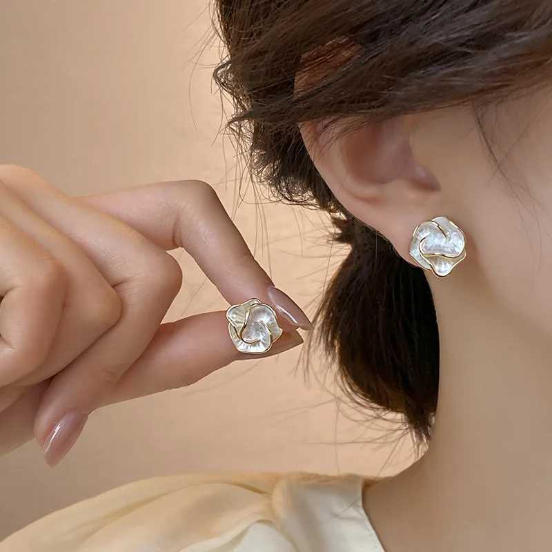 Unique drip tea flower earrings suitable for women exquisite folding petal earrings perforated body jewelry daily jewelry birthday gifts Y250401