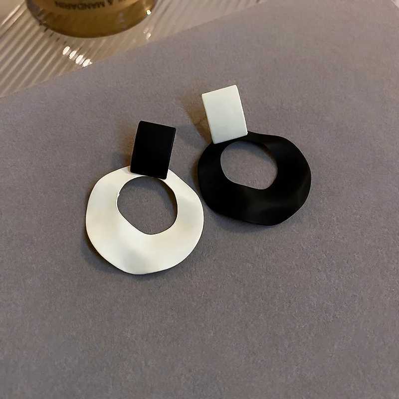 Asymmetric hollow circular earrings black and white contrasting circular pendant earrings womens simple geometric statement jewelry Y250401