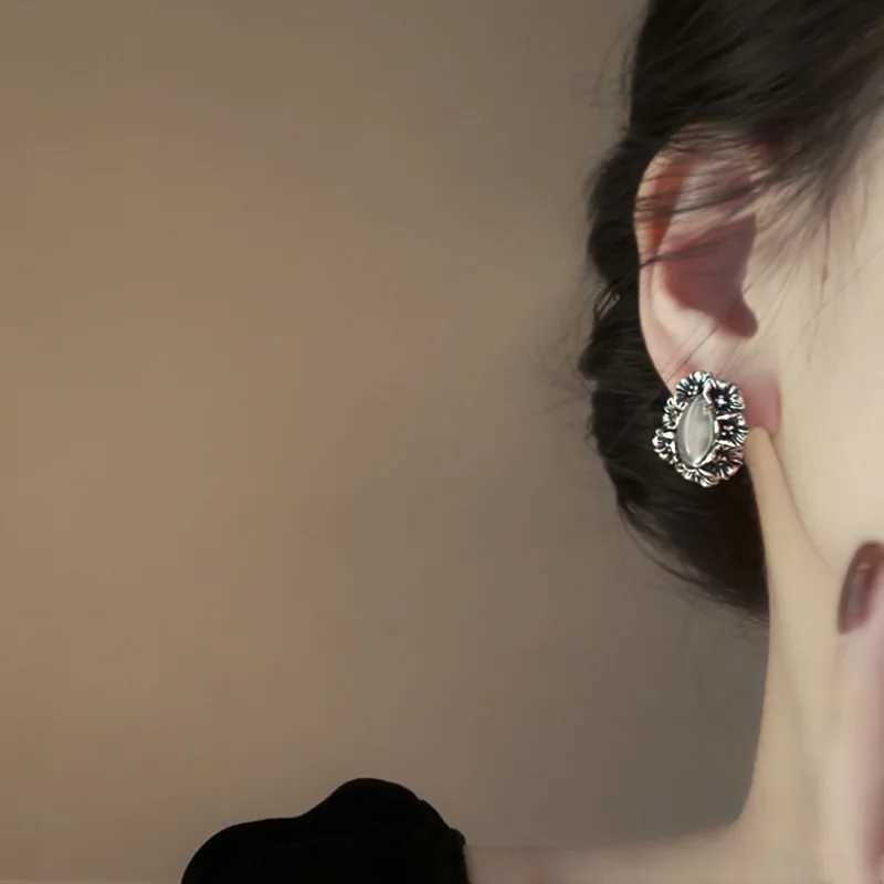 2025 New Arrival Light Luxury Niche Design Vintage Metal Flower Stud Earrings For Women Fashion Geometry Metal Jewelry Gifs Y250401