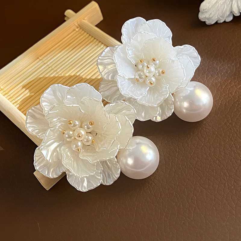 French entrance luxury niche design bride imitates pearl and white flower pendant earrings womens fashion elegant jewelry party Y250401