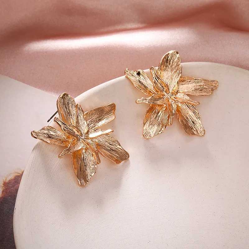 Retro Black Flower Metal Earrings Womens Luxury Design Stud Earrings Korean Fashion Jewelry Accessories Party Wedding Gifts Y250401