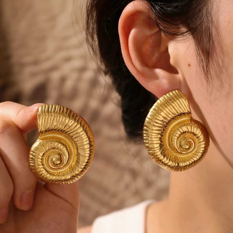 Conch shaped stainless steel earrings suitable for women anti allergic fashionable and charming jewelry holiday gifts Y250401