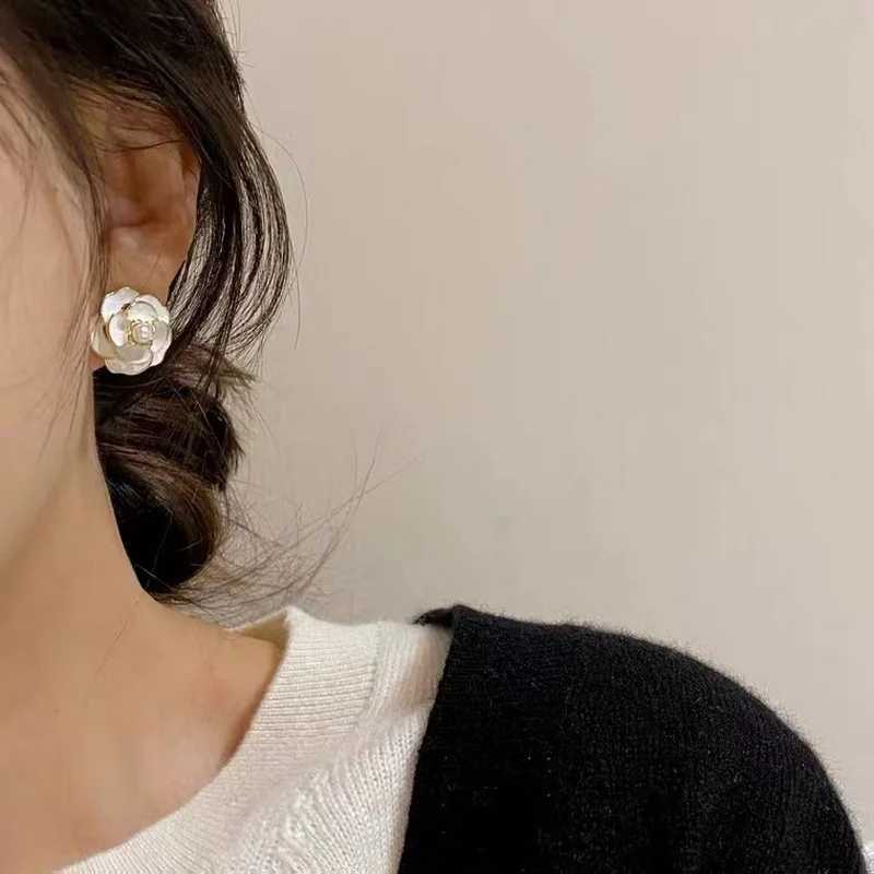 2022 Korean Womens Earrings Fashion Trendy Celebrity Camellia Pop Design Premium Pearl Earrings Y250401