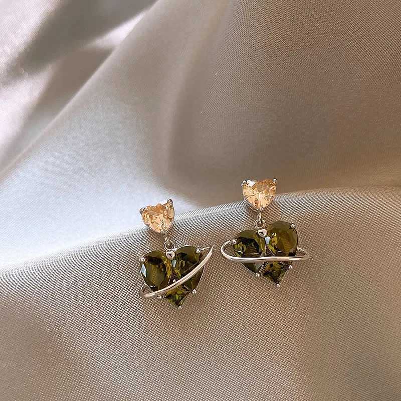 2025 New Arrival Light Luxury Simple Green Love Heart Stud Earrings For Women Fashion Cute Sweet Metal Geometry Jewelry Gifts Y250401