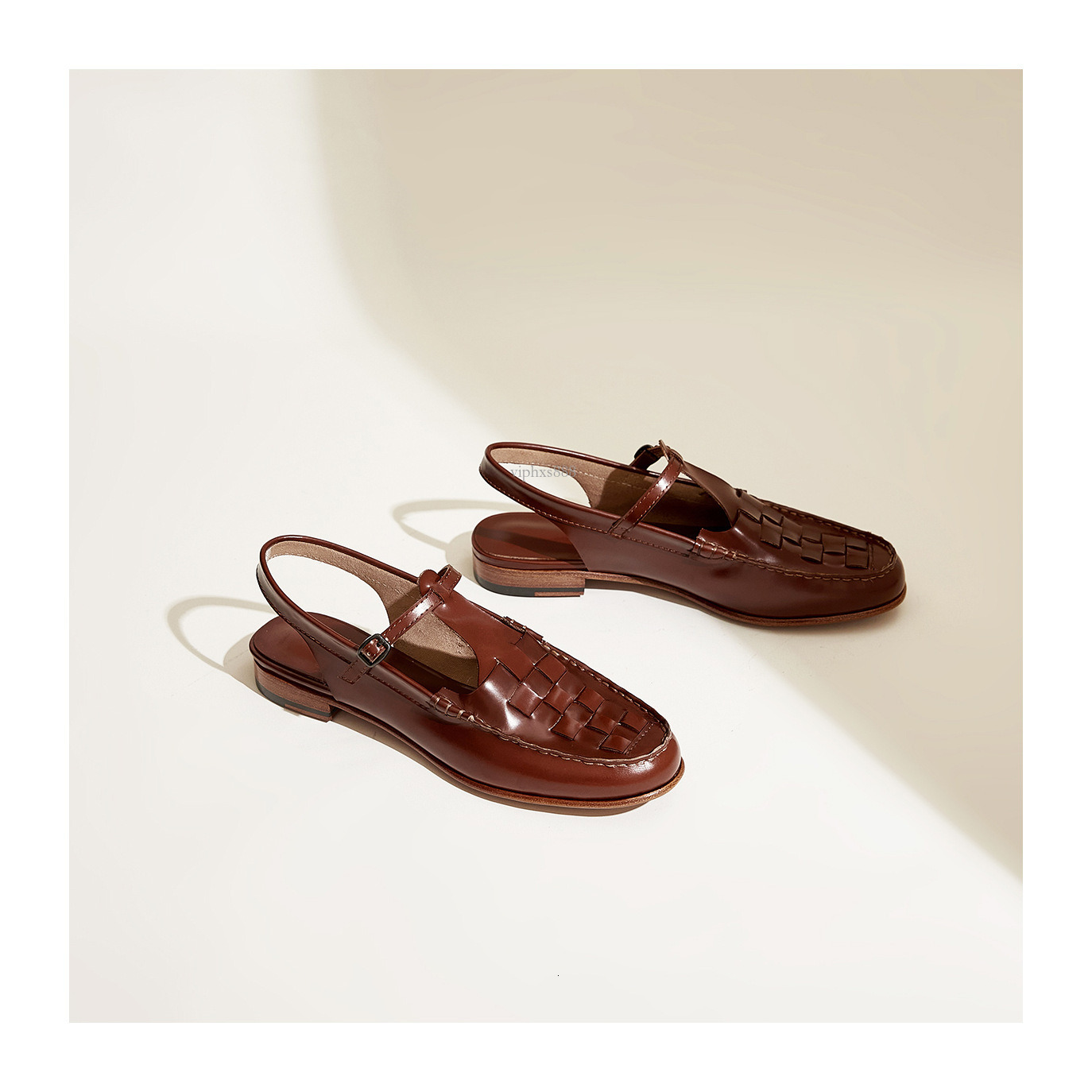 New Designer Sandals With Free Shipping 2025 Spring/summer New Fashion Breathable Sandals Lightweight Flat Heel Buckle Casual One Belt French Women�