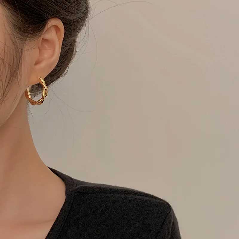 2023 New Arrival Trendy Simple Geometric Twist Hoop Earrings For Women Fashion Gold Color Metal Party Pendiente Y250401
