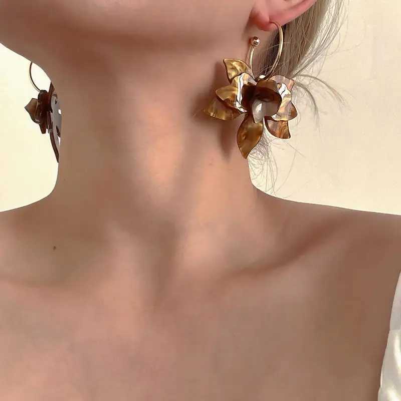 2024 New Arrival French Light Luxury Vintage Acrylic Flower Dangle Earrings For Women Fashion Elegant Sweet Jewelry Gifts Y250401