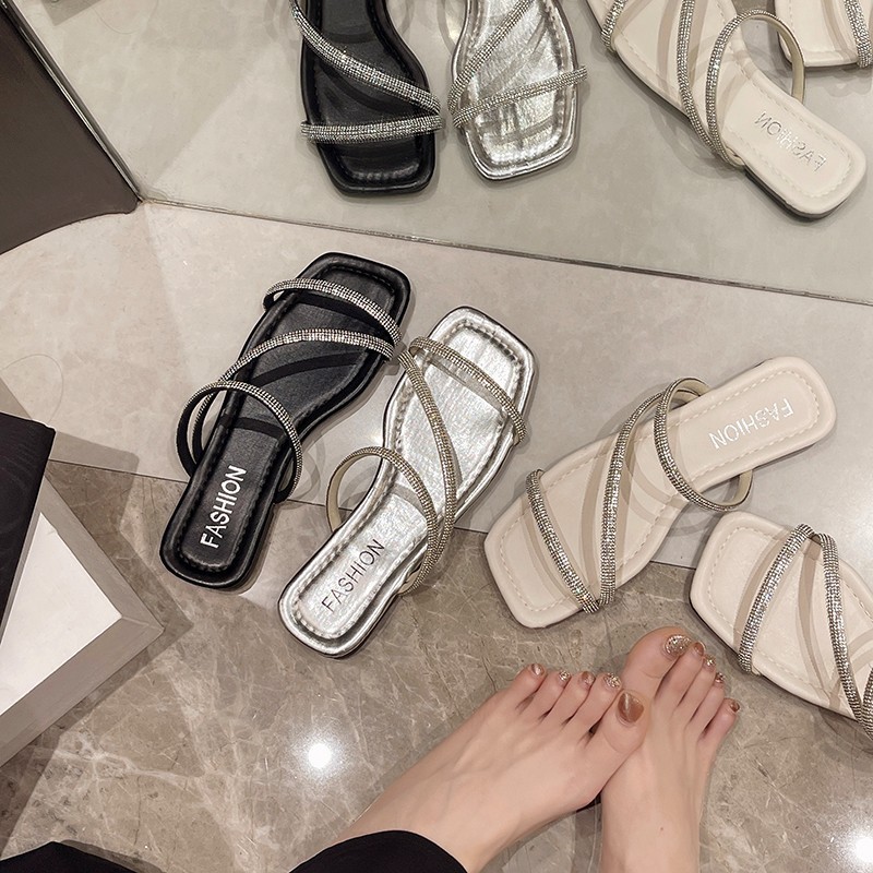 free Shipping Designer sandals Flat bottomed slippers Versatile toe sandal beach Wearing slipper outside 2025
