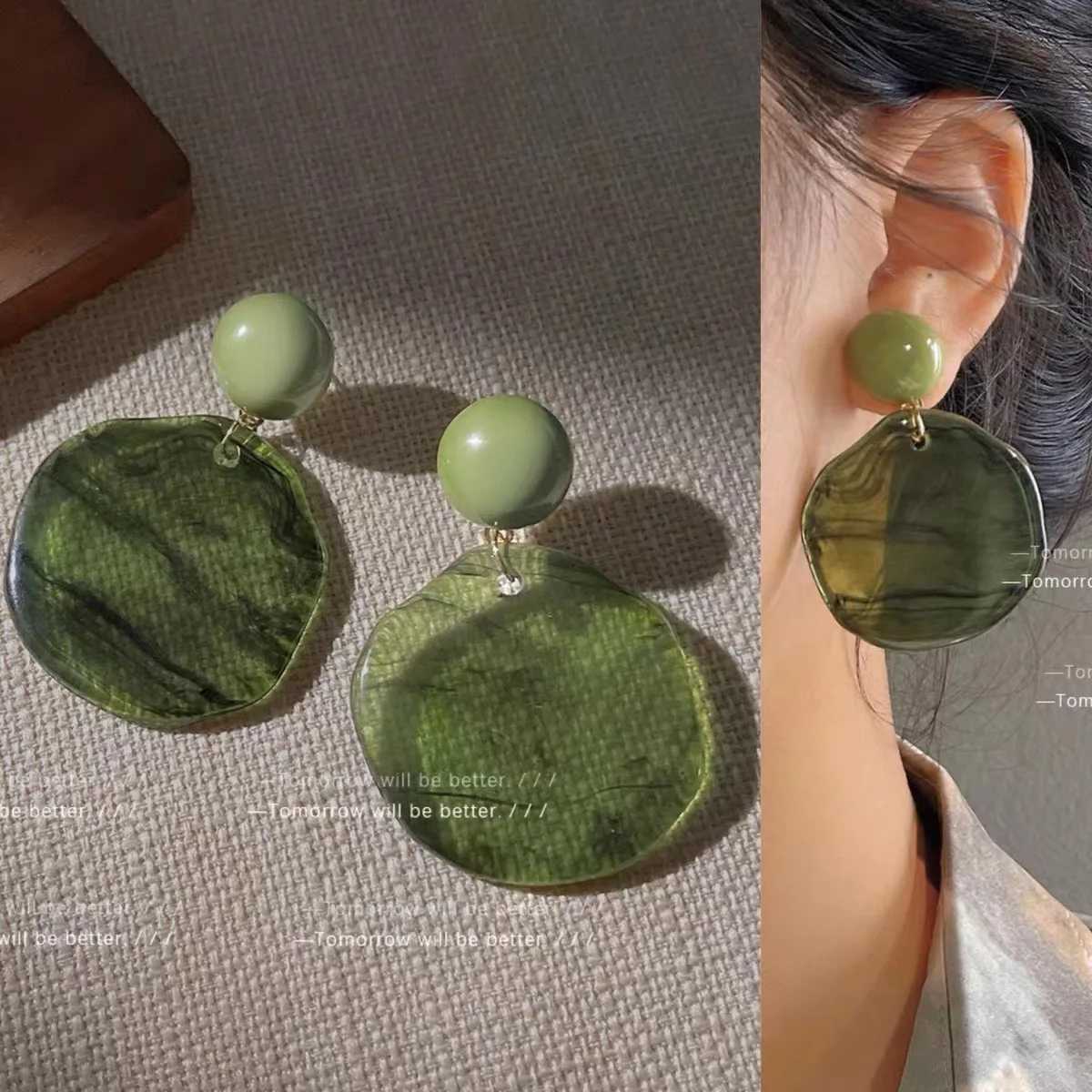 Vintage olive green earrings suitable for girls exaggerated niche design stud earrings Y250401