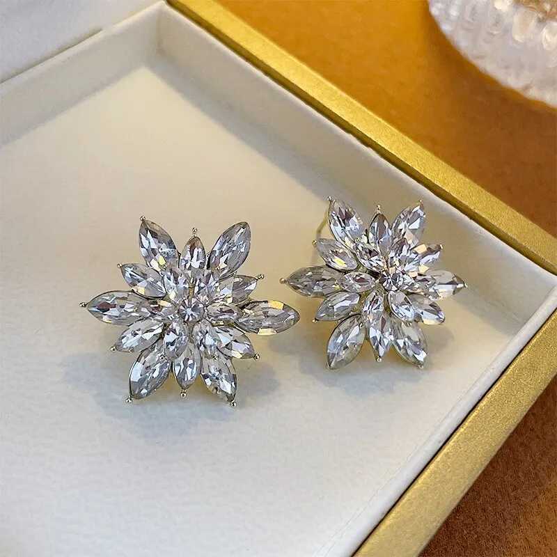 Sparkling rhinestone crystal earrings womens fashion floral earrings luxurious design wedding jewelry Y250401