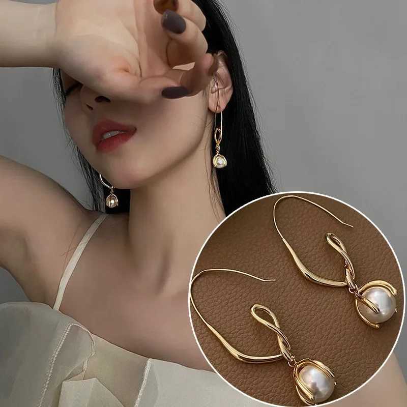 Metal twisted wire retro imitation pearl earrings fashionable and elegant pendant earrings luxurious design womens jewelry accessories Y250401