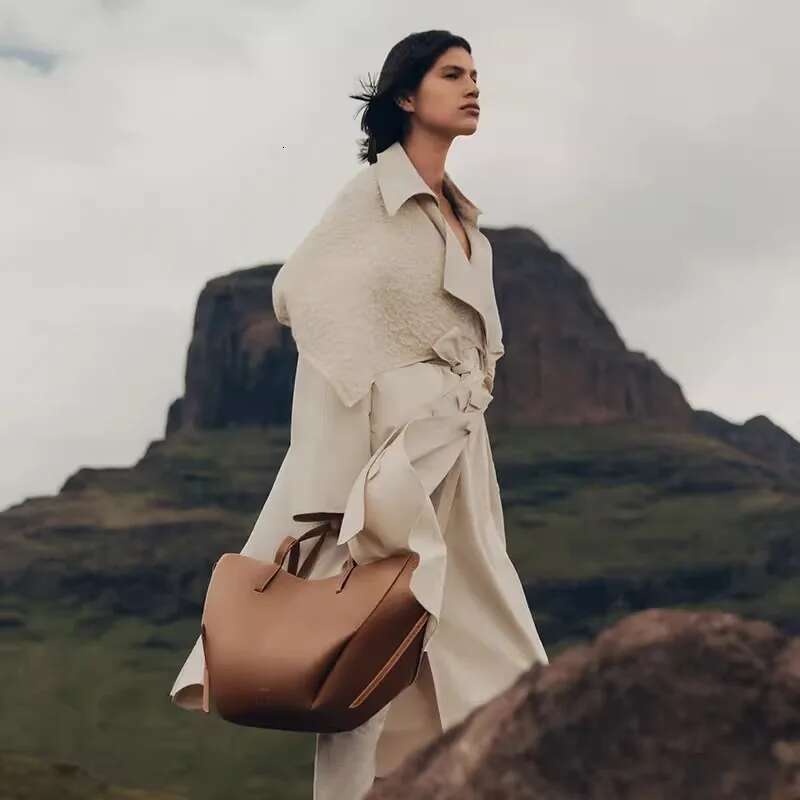 Large Capacity Wing Crossbody Handbag Retro European American Niche Bucket Armpit Tote Bag Fashion and Elegant Classic Style