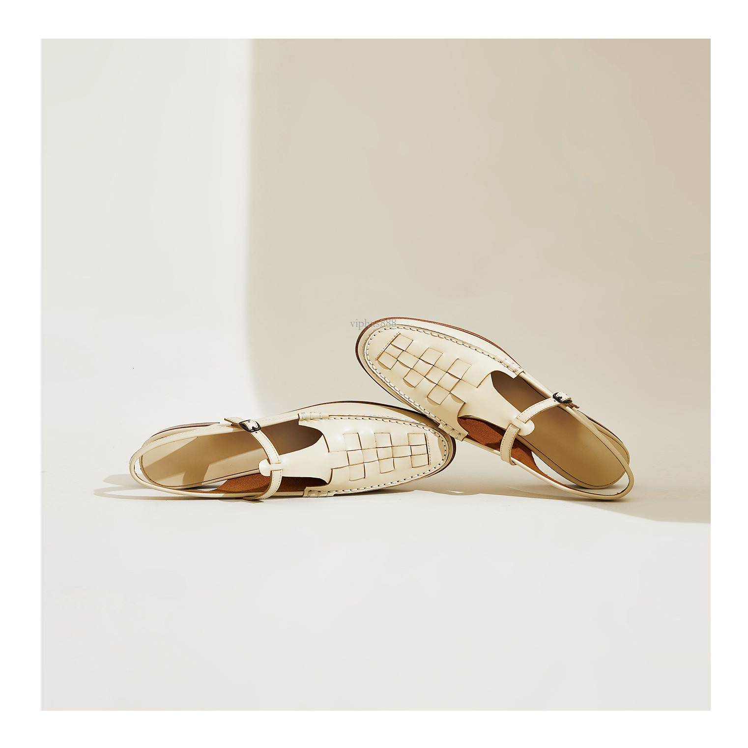 New Designer Sandals With Free Shipping 2025 Spring/summer New Fashion Breathable Sandals Lightweight Flat Heel Buckle Casual One Belt French Women�