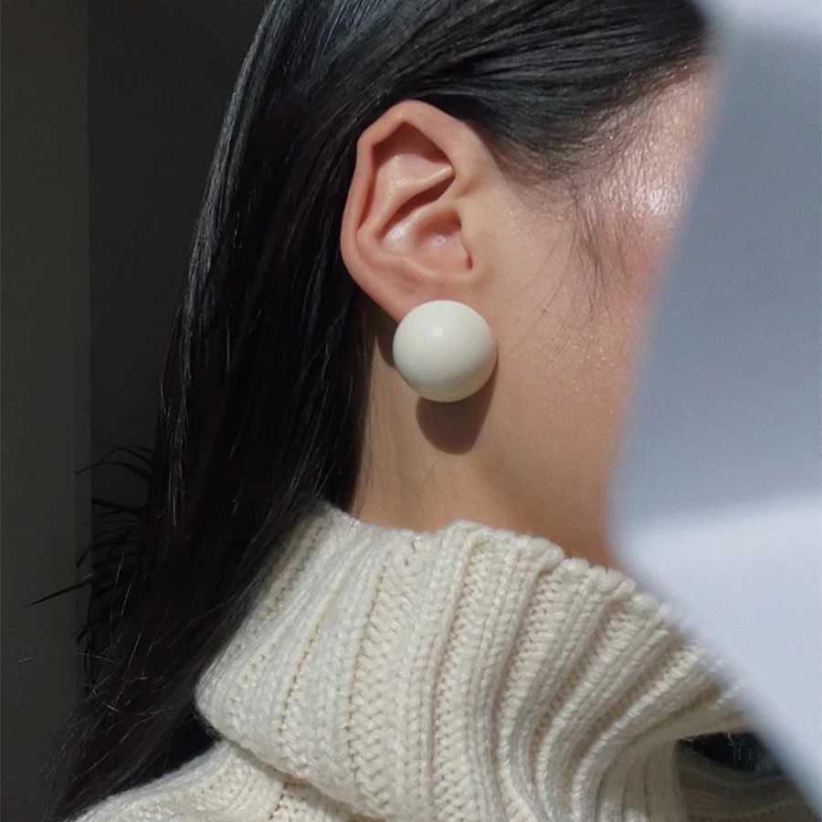 Ins Exaggerated 1.8cm Half Round Simulated Round Earrings White Declaration Earrings Female Korean Earrings Jewelry Gift Y250401
