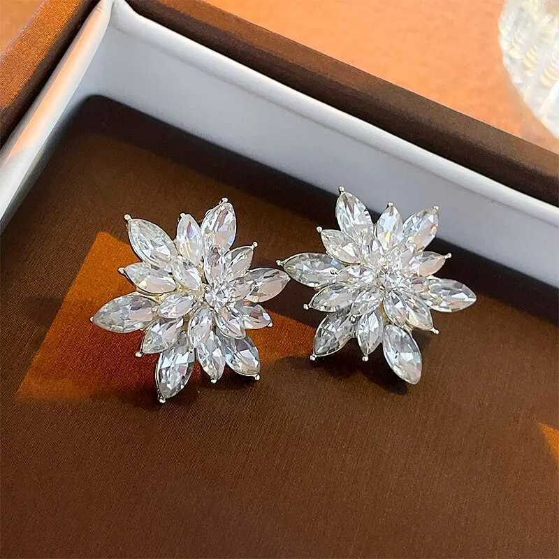 Sparkling rhinestone crystal earrings womens fashion floral earrings luxurious design wedding jewelry Y250401